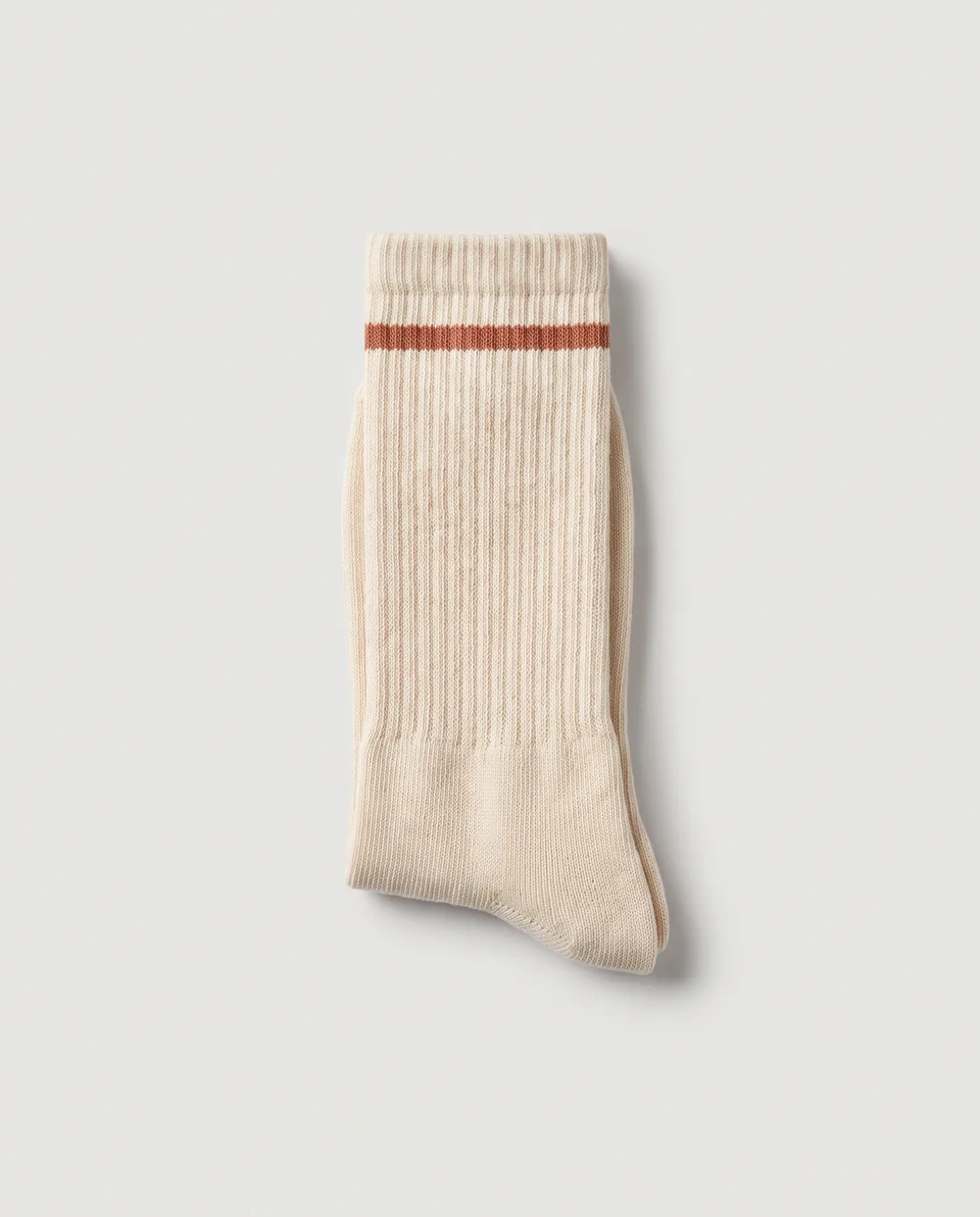 Les chaussettes côtelées crème, rayure terre cuite, sur fond clair