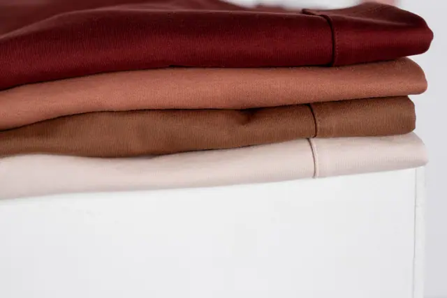 Pile de tee-shirts pliés dans l'atelier